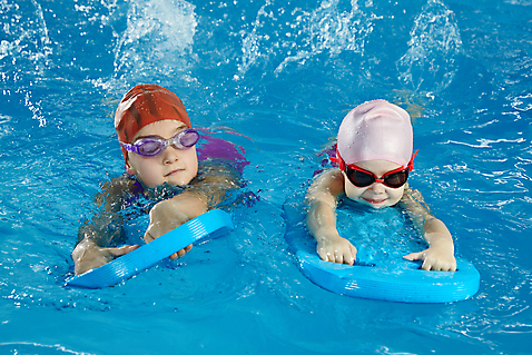 포토 JPG 해외이미지 백인 여자 수영복 어린이 스포츠 수업 수영장 상반신 두명 앞모습 수영 잡기 가르침 물안경 수영용품 수영모 수영강습 소녀만 해외202309 해외포토 서양인 옷 교육 스포츠용품 뷰포인트 모션 사람 수상스포츠 여자만 어린이만 파일형식