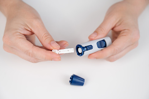 포토 JPG 해외이미지 손 건강 신체부위 기계 분석 찌르기 당뇨병 혈당 해외202310 해외포토 컨셉 모션 사람 혈액 질병 파일형식