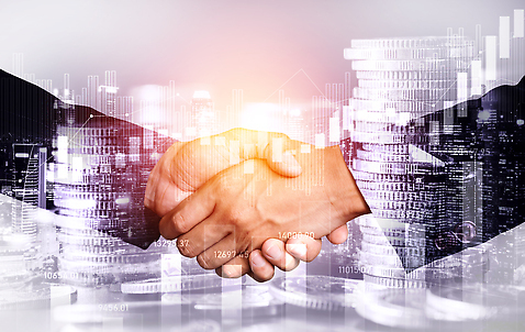 포토 JPG 해외이미지 손 백그라운드 돈 악수 신체부위 금융 동전 성장 투자 동전탑 주식표 다중노출 해외202310 해외포토 비즈니스 촬영기법 사람 손짓 경제 쌓기 재산 주식 파일형식