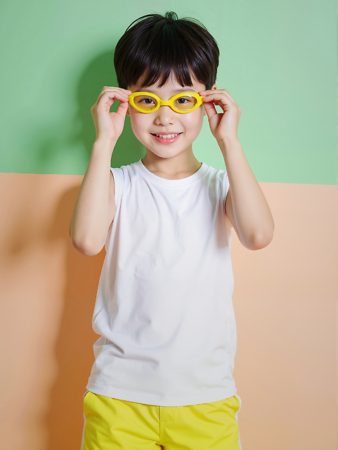 JPG 모델 편집이미지 남자 어린이 포즈 한명 소년 민소매 잡기 여름옷 의료성형뷰티 소년한명만 안경낌 미소_표정 편집실사 1 옷 안경 상의 모션 표정 사람 CG 남자한명만 소년만 파일형식 여름_계절