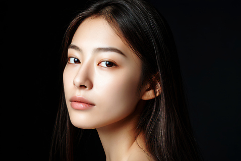 JPG 모델 편집이미지 여자 얼굴 포즈 한명 상반신 성인 뷰티 검은색 촬영 매력적 표현 우아함 피부 뷰티풀 프로필 의료성형뷰티 스타일 성인여자한명만 편집실사 1 컬러 컨셉 사람 신체부위 CG 여자한명만 성인여자만 파일형식