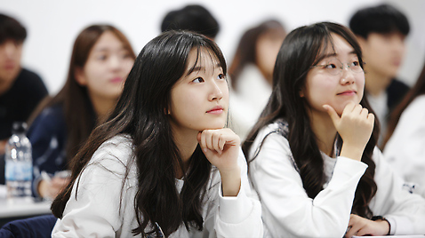 JPG 편집이미지 학생 교육 생각 의자 교실 수업 표정 친구 학습 토론 강의 집중 소통 존재 의료성형뷰티 편집실사 가구 컨셉 학교 관계 CG 파일형식