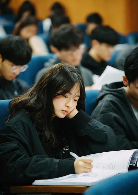 JPG 편집이미지 학생 교육 청소년 수업 책 친구 학습 강사 공책 교양 기록 강의실 집중 대학교 의료성형뷰티 편집실사 직업 컨셉 학교 관계 문구용품 사람 공간 CG 파일형식