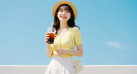 JPG 편집이미지 모자_잡화 여자 패션 행복 감정 하늘 웃음 일상 노란색 흰색 즐거움 외출 냉음료 의료성형뷰티 스타일 편집실사 AI인물포토 AI콘텐츠 잡화 음료 컬러 표정 사람 라이프 CG 파일형식 AI포토