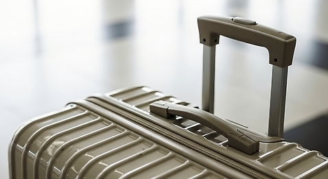 JPG 편집이미지 여행 이동 비행기 밝음 손잡이 여행객 캐리어 짐 공항 출장 준비 수화물 편집실사 AI컴퓨터그래픽 AI콘텐츠 컨셉 비즈니스 항공교통 교통시설 대중교통 사람 여행가방 CG 파일형식