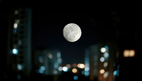 JPG 편집이미지 야경 자연 밤하늘 하늘 아파트 밝음 풍경 빛 어둠 고요 보름달 달 도시 편집실사 AI컴퓨터그래픽 AI콘텐츠 자연요소 주택 야간 CG 생태계 파일형식 풍경_경치