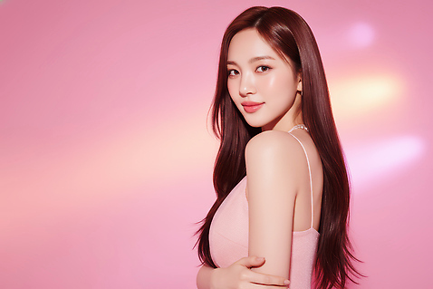 JPG 모델 편집이미지 긴머리 여자 패션 분홍색 포즈 백그라운드 조명 미소 화장 촬영 매력적 자신감 뷰티풀 의료성형뷰티 스타일 편집실사 AI인물포토 AI콘텐츠 헤어스타일 감정 컬러 컨셉 표정 사람 뷰티 CG 파일형식 AI포토