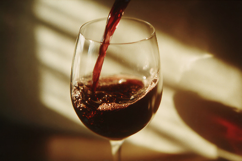 JPG 편집이미지 음료 컬러 유리 잔 풍경 빨간색 빛 와인 고요 붓기 저녁 편안함 장면 이미지편집 AI컴퓨터그래픽 AI콘텐츠 식기 모션 재질 주류 감각 야간 파일형식