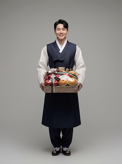JPG 편집이미지 전통 남자 상징 과일 새해 한국 이벤트 바구니 축제 다양 전통의상 한복 과일바구니 풍요 편집실사 AI인물포토 AI콘텐츠 한국전통 아시아 다수 컨셉 사람 CG 파일형식 AI포토