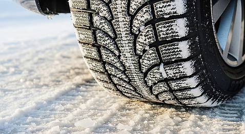 JPG 편집이미지 도로 겨울 자동차 안전 얼음 운전 바퀴 타이어 눈길 안전운전 고무 눈길운전 편집실사 AI포토 AI콘텐츠 블랙아이스 자연요소 계절 길 육상교통 교통시설 모션 눈_날씨 CG 교통안전 파일형식