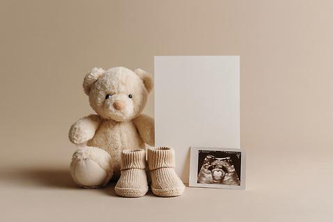 JPG 편집이미지 옷 가족 탁자 사랑 임신 곰인형 기쁨 아기 출산 기다림 소중 부드러움 아기신발 태아 소통 초음파사진 카피스페이스 편집실사 AI포토 AI콘텐츠 감정 인형 가구 신발 컨셉 관계 모션 사람 공백 아기용품 감각 CG 파일형식