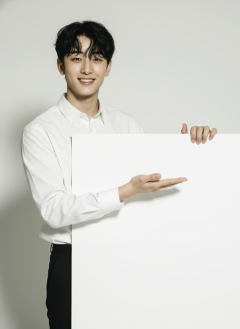 JPG 편집이미지 남자 백그라운드 셔츠 모션 스튜디오 표정 촬영 흰색 판넬 분위기 보여주기 의료성형뷰티 카피스페이스 비어있는 편집실사 AI인물포토 AI콘텐츠 컬러 컨셉 상의 사람 공백 CG 파일형식 AI포토