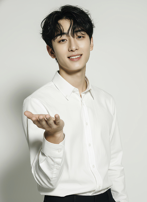 JPG 편집이미지 남자 얼굴 포즈 백그라운드 모션 스튜디오 조명 미소 손짓 촬영 표현 의료성형뷰티 스타일 편집실사 AI인물포토 AI콘텐츠 표정 사람 신체부위 CG 파일형식 AI포토