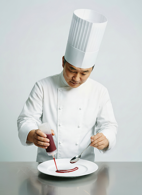 직업 식기 컬러 수저 CG 파일형식 AI포토 요리사 주방 접시 요리 음식 장식 준비 숟가락 재료 작업 흰색 편집이미지 편집실사 JPG 의료성형뷰티 AI인물포토 AI콘텐츠