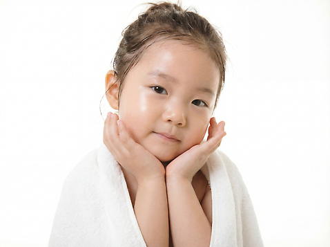 JPG 편집이미지 손 얼굴 어린이 포즈 실내 미소 웃음 수건 카메라 귀여움 아기 치아 의료성형뷰티 편집실사 AI인물포토 AI콘텐츠 컨셉 표정 사람 내부 신체부위 전자제품 위생용품 소화기관 CG 파일형식 AI포토