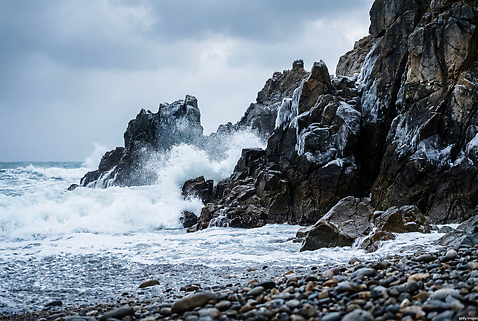 JPG 편집이미지 파도 바다 자연 하늘 바람 산 풍경 해변 물 돌_바위 충돌 겨울풍경 편집실사 AI포토 AI콘텐츠 자연요소 겨울 날씨 CG 생태계 파일형식