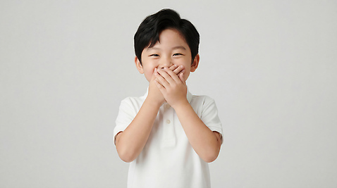 JPG 편집이미지 손 감정 어린이 백그라운드 티셔츠 모션 표정 미소 웃음 소년 흰색 입 즐거움 순간 의료성형뷰티 편집실사 AI인물포토 AI콘텐츠 남자 컬러 셔츠 사람 신체부위 CG 파일형식 AI포토