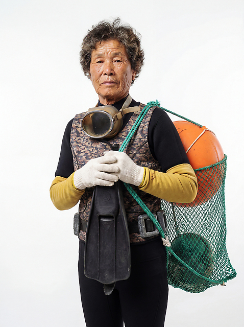 JPG 편집이미지 전통 할머니 바다 공 모션 제주도 수영 작업 체험 그물 수조 잠수 다이빙 해녀 의료성형뷰티 편집실사 AI인물포토 AI콘텐츠 직업 여자 노년 컨셉 한국 수상스포츠 CG 수중스포츠 파일형식 AI포토