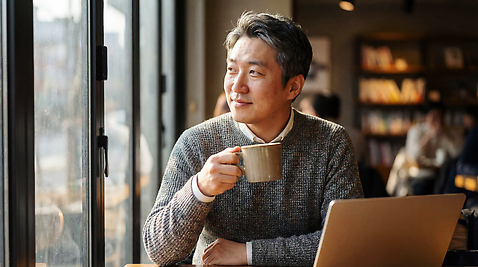 JPG 편집이미지 남자 커피 생각 아침 대화 앉기 여러명 일상 노트북 카페 마시기 작업 분위기 고객 오후 의료성형뷰티 편집실사 AI인물포토 AI콘텐츠 주간 음료 다수 컨셉 모션 말하기 사람 라이프 전자제품 상점 CG 파일형식 AI포토