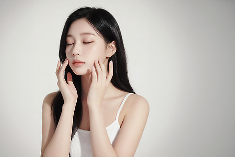 JPG 편집이미지 손 여자 얼굴 백그라운드 조명 표정 손짓 고요 피부 그리움 순간 의료성형뷰티 스타일 편집실사 AI인물포토 AI콘텐츠 감정 모션 사람 신체부위 CG 파일형식 AI포토