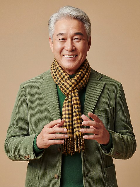 노년 남자 컬러 표정 사람 성인 내부 신체부위 목도리 CG 파일형식 AI포토 스카프 웃음 초록색 백그라운드 옷 실내 포즈 손 감정 편집이미지 편집실사 JPG 의료성형뷰티 패션 할아버지 AI콘텐츠 AI인물포토