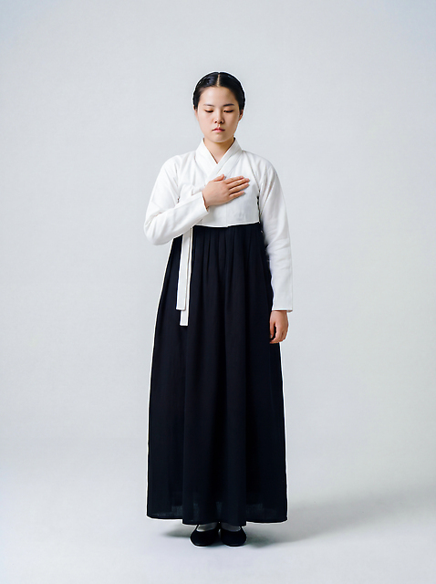 JPG 편집이미지 전통 옷 여자 문화 상징 포즈 한국 이벤트 검은색 흰색 표현 한복 정중 의료성형뷰티 겸손 편집실사 AI인물포토 AI콘텐츠 한국전통 아시아 컬러 컨셉 사람 전통의상 CG 파일형식 AI포토