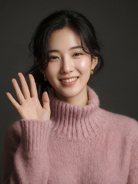 JPG 편집이미지 손 여자 패션 분홍색 백그라운드 표정 미소 사람 친구 카메라 인사 스웨터 소통 의료성형뷰티 스타일 편집실사 AI인물포토 AI콘텐츠 컬러 컨셉 상의 관계 신체부위 전자제품 예절 CG 파일형식 AI포토