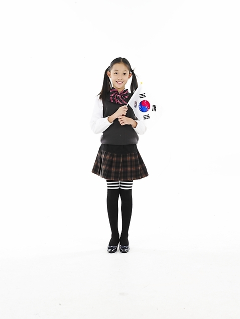 포토 JPG 스튜디오촬영 전신 여자 초등학생 어린이 포즈 실내 표정 한명 웃음 누끼 사람 동양인 세로 한국인 깃발 태극기 여자만 여자한명만 어린이만 소녀만 소녀한명만 미소_표정 소녀_어린이 국내포토 1 학생 인종 내부 국기 파일형식