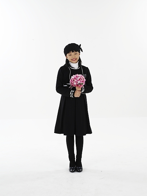 포토 JPG 스튜디오촬영 전신 여자 꽃 초등학생 어린이 꽃다발 포즈 실내 표정 한명 누끼 사람 동양인 세로 한국인 여자만 여자한명만 어린이만 소녀만 소녀한명만 소녀_어린이 국내포토 식물 1 학생 인종 내부 파일형식