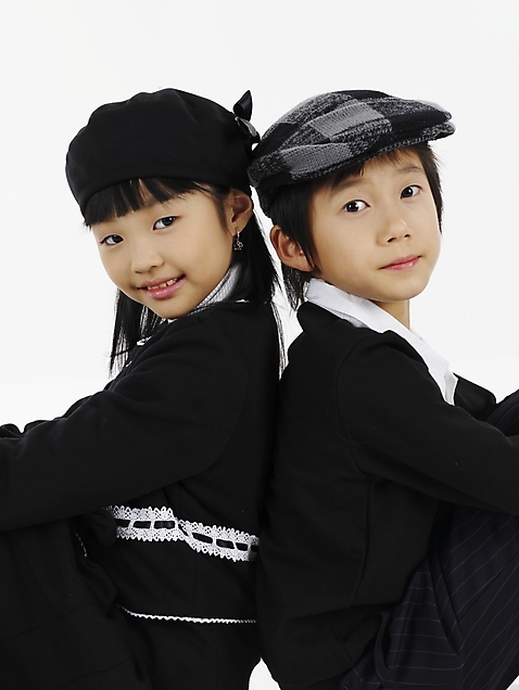 포토 JPG 스튜디오촬영 모자_잡화 여자 남자 초등학생 어린이 포즈 실내 표정 사람 동양인 소년 상반신 두명 세로 한국인 어린이만 소녀_어린이 국내포토 학생 잡화 인종 내부 파일형식