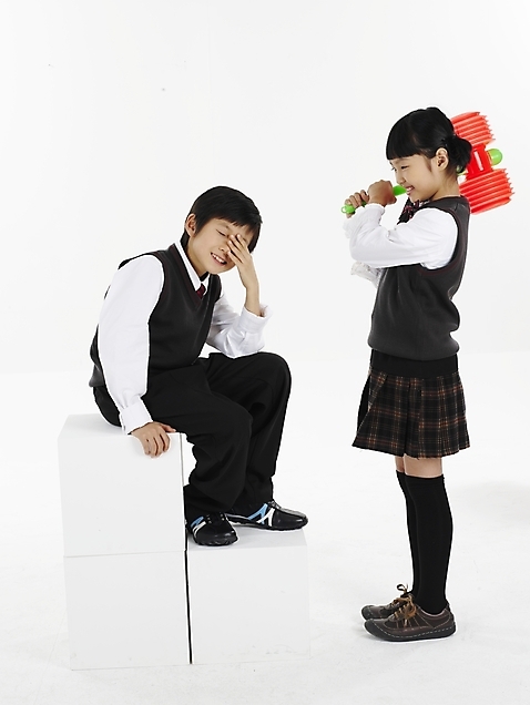 포토 JPG 스튜디오촬영 전신 여자 남자 초등학생 어린이 포즈 놀이 실내 표정 웃음 누끼 사람 동양인 소년 두명 책 빨간색 세로 친구 장난감 노란색 한국인 망치 뿅망치 어린이만 미소_표정 소녀_어린이 국내포토 학생 컬러 관계 인종 내부 놀이용품 공구 파일형식