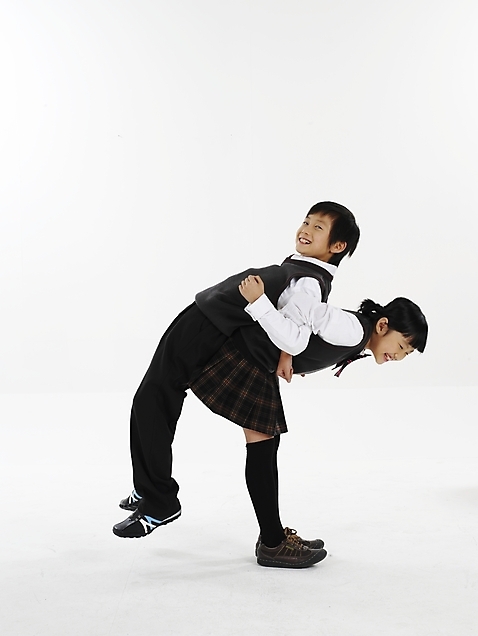 포토 JPG 스튜디오촬영 전신 여자 남자 초등학생 어린이 포즈 놀이 실내 표정 웃음 누끼 사람 동양인 소년 두명 세로 친구 운동 스트레칭 한국인 등배지기 어린이만 미소_표정 소녀_어린이 국내포토 학생 관계 건강 인종 내부 파일형식