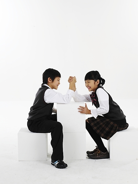 포토 JPG 스튜디오촬영 전신 여자 남자 초등학생 어린이 포즈 놀이 실내 표정 웃음 누끼 사람 동양인 손짓 소년 두명 세로 친구 한국인 팔씨름 어린이만 미소_표정 소녀_어린이 국내포토 학생 관계 모션 인종 내부 파일형식