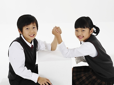 포토 JPG 스튜디오촬영 여자 남자 초등학생 어린이 포즈 놀이 실내 표정 웃음 사람 동양인 손짓 근접촬영 소년 상반신 두명 가로 친구 한국인 팔씨름 어린이만 미소_표정 소녀_어린이 국내포토 학생 뷰포인트 관계 모션 인종 내부 파일형식