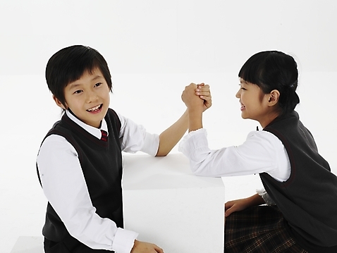 포토 JPG 스튜디오촬영 여자 남자 초등학생 어린이 포즈 놀이 실내 표정 웃음 사람 동양인 손짓 근접촬영 소년 상반신 두명 가로 친구 한국인 팔씨름 어린이만 미소_표정 소녀_어린이 국내포토 학생 뷰포인트 관계 모션 인종 내부 파일형식