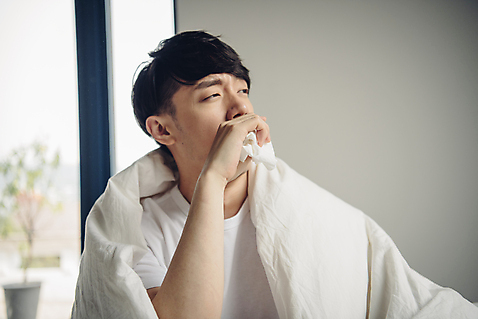 포토 1 라이프스타일 시선 남자 감정 뷰포인트 컨셉 의학 침구 모션 실내 사람 동양인 청년 내부 생활 질병 감기_질병 생리현상 증상 남자한명만 성인남자만 파일형식 응시 콧물 화장지 JPG 성인 성인남자한명만 한국인 한명 맨라이프 20대 감기 싱글라이프 고독 고통 몸살감기 몸살 스튜디오촬영 상반신 앞모습 앉기 침실 이불 오한 피곤 국내포토