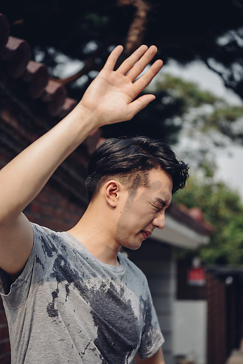 포토 자연요소 1 라이프스타일 계절 남자 뷰포인트 모션 날씨 사람 동양인 청년 생활 태양 가림 자연재해 남자한명만 성인남자만 파일형식 JPG 성인 성인남자한명만 한국인 한명 맨라이프 20대 여름_계절 폭염주의보 더위 주간 야외 땀 상반신 서기 옆모습 갈증 얼굴가리기 햇빛 국내포토