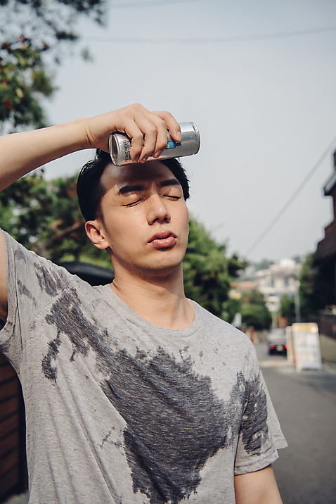 포토 자연요소 1 라이프스타일 계절 남자 음료 뷰포인트 모션 날씨 사람 동양인 청년 생활 태양 가림 자연재해 남자한명만 성인남자만 파일형식 햇빛 얼굴가리기 눈감음 JPG 성인 성인남자한명만 한국인 한명 맨라이프 20대 여름_계절 폭염주의보 더위 주간 야외 땀 상반신 서기 앞모습 갈증 냉음료 국내포토