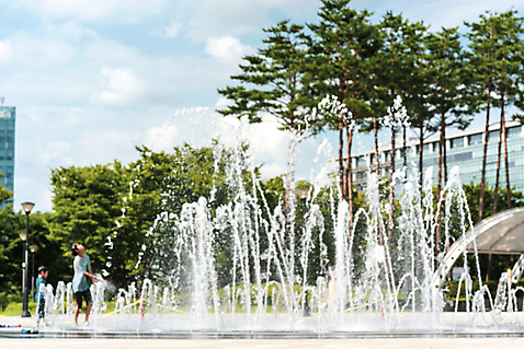 포토 자연요소 계절 공공시설 남자 어린이 놀이 날씨 사람 동양인 풍경 물 남자만 어린이만 파일형식 여름_계절 물놀이 여름풍경 한국인 분수 JPG 물줄기 더위 공원 시원함 주간 야외 소년만 두명 소년 전신 국내포토