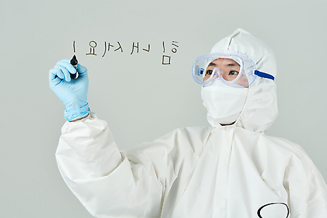 포토 직업 1 옷 뷰포인트 중년 백그라운드 컨셉 의학 모션 실내 사람 동양인 내부 회색 의료진 바이러스 질병 여자한명만 중년여자만 파일형식 의사 응원 회색배경 사회이슈 검사_조사 마스크 감염 한명 전염병 상반신 중년여자한명만 앞모습 스튜디오촬영 한국인 방호복 여자 간호사 40대 JPG 들기 기록 코로나바이러스 델타변이바이러스 국내포토