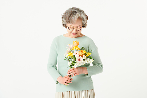 포토 식물 1 라이프스타일 시선 여자 노년 꽃 감정 뷰포인트 백그라운드 모션 실내 사람 동양인 이벤트 성인 내부 실버라이프 흰색 세대 여자한명만 노인여자만 파일형식 응시 60대 할머니 꽃다발 선물 한명 상반신 앞모습 기념일 한국인 JPG 스튜디오촬영 흰배경 노인여자한명만 서기 들기 기쁨 행복 액티브시니어 오팔세대 국내포토