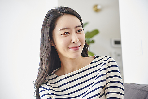 포토 JPG 응시 여자 딸 행복 실내 대화 한명 상반신 성인 앞모습 30대 화목 한국인 성인여자한명만 미소_표정 국내포토 1 시선 감정 뷰포인트 컨셉 가족 표정 말하기 사람 동양인 내부 장년 여자한명만 성인여자만 파일형식