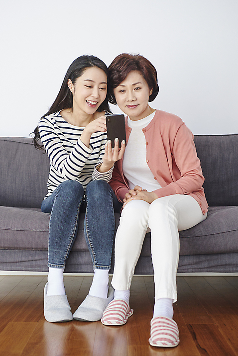 포토 JPG 전신 응시 여자 딸 행복 중년 50대 가족 모녀 엄마 실내 사랑 앉기 성인 두명 앞모습 30대 스마트폰 소파 화목 한국인 여자만 미소_표정 국내포토 시선 감정 뷰포인트 컨셉 의자 관계 모션 표정 사람 동양인 내부 장년 핸드폰 스마트기기 파일형식