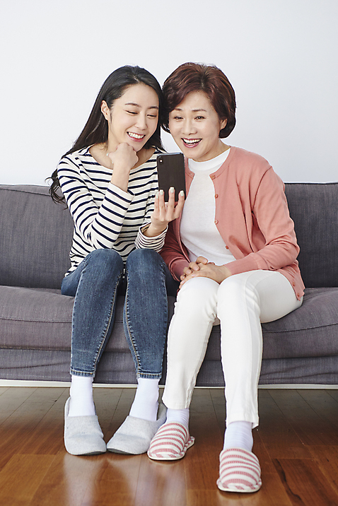 포토 JPG 전신 응시 여자 딸 행복 중년 50대 가족 모녀 엄마 실내 사랑 앉기 성인 두명 앞모습 30대 스마트폰 소파 화목 한국인 여자만 미소_표정 국내포토 시선 감정 뷰포인트 컨셉 의자 관계 모션 표정 사람 동양인 내부 장년 핸드폰 스마트기기 파일형식