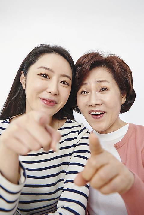 포토 JPG 여자 딸 행복 로우앵글 중년 50대 가족 모녀 엄마 실내 사랑 앉기 손짓 상반신 성인 두명 앞모습 30대 화목 터치 한국인 가리킴 여자만 미소_표정 국내포토 감정 뷰포인트 컨셉 관계 모션 표정 사람 동양인 내부 장년 파일형식