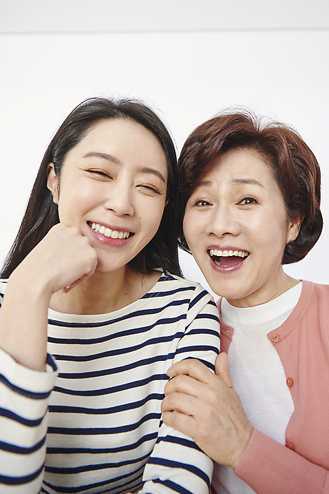 포토 JPG 여자 딸 행복 로우앵글 중년 50대 가족 모녀 엄마 실내 사랑 앉기 상반신 성인 두명 앞모습 30대 화목 터치 한국인 즐거움 여자만 미소_표정 국내포토 감정 뷰포인트 컨셉 관계 모션 표정 사람 동양인 내부 장년 파일형식