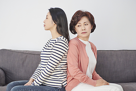 포토 JPG 여자 딸 중년 50대 가족 모녀 엄마 실내 대화 앉기 상반신 성인 두명 옆모습 30대 소파 한국인 등돌리기 등_신체부위 갈등 화해 서운함 여자만 미소_표정 국내포토 감정 뷰포인트 의자 관계 모션 표정 말하기 사람 동양인 내부 신체부위 장년 파일형식
