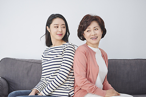 포토 JPG 여자 딸 행복 중년 50대 가족 모녀 엄마 실내 대화 앉기 상반신 성인 두명 옆모습 30대 소파 화목 한국인 등맞대기 등_신체부위 화해 여자만 미소_표정 국내포토 감정 뷰포인트 컨셉 의자 관계 모션 표정 말하기 사람 동양인 내부 신체부위 장년 파일형식