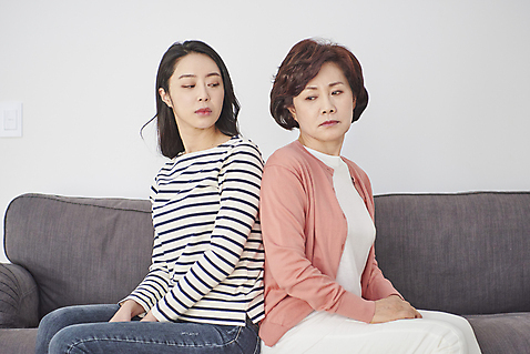 포토 JPG 응시 여자 딸 중년 50대 가족 모녀 엄마 실내 대화 앉기 상반신 성인 두명 옆모습 30대 소파 한국인 등돌리기 등_신체부위 싸움 갈등 잔소리 단절 여자만 국내포토 시선 뷰포인트 의자 관계 모션 말하기 사람 동양인 내부 신체부위 장년 파일형식