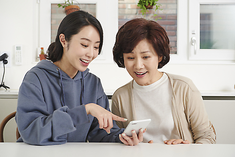 포토 JPG 여자 딸 중년 50대 의자 가족 모녀 엄마 실내 대화 앉기 손짓 상반신 성인 두명 앞모습 30대 스마트폰 한국인 가르침 모성애 여자만 사용방법 미소_표정 국내포토 교육 뷰포인트 가구 관계 모션 표정 말하기 사람 동양인 내부 장년 핸드폰 스마트기기 방법 파일형식